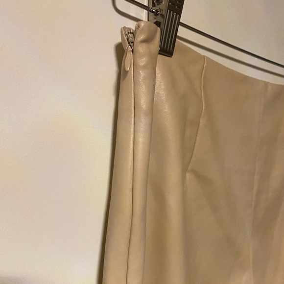NWT- Van-dos beige leather effect pant with small slit on ankles - Picture 6 of 6